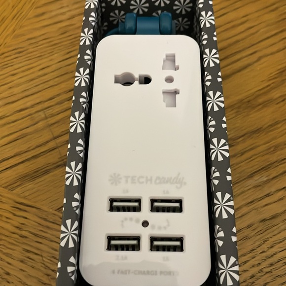 Tech Candy Power Trip Travel Charging Station with USB Ports - Picture 2 of 4